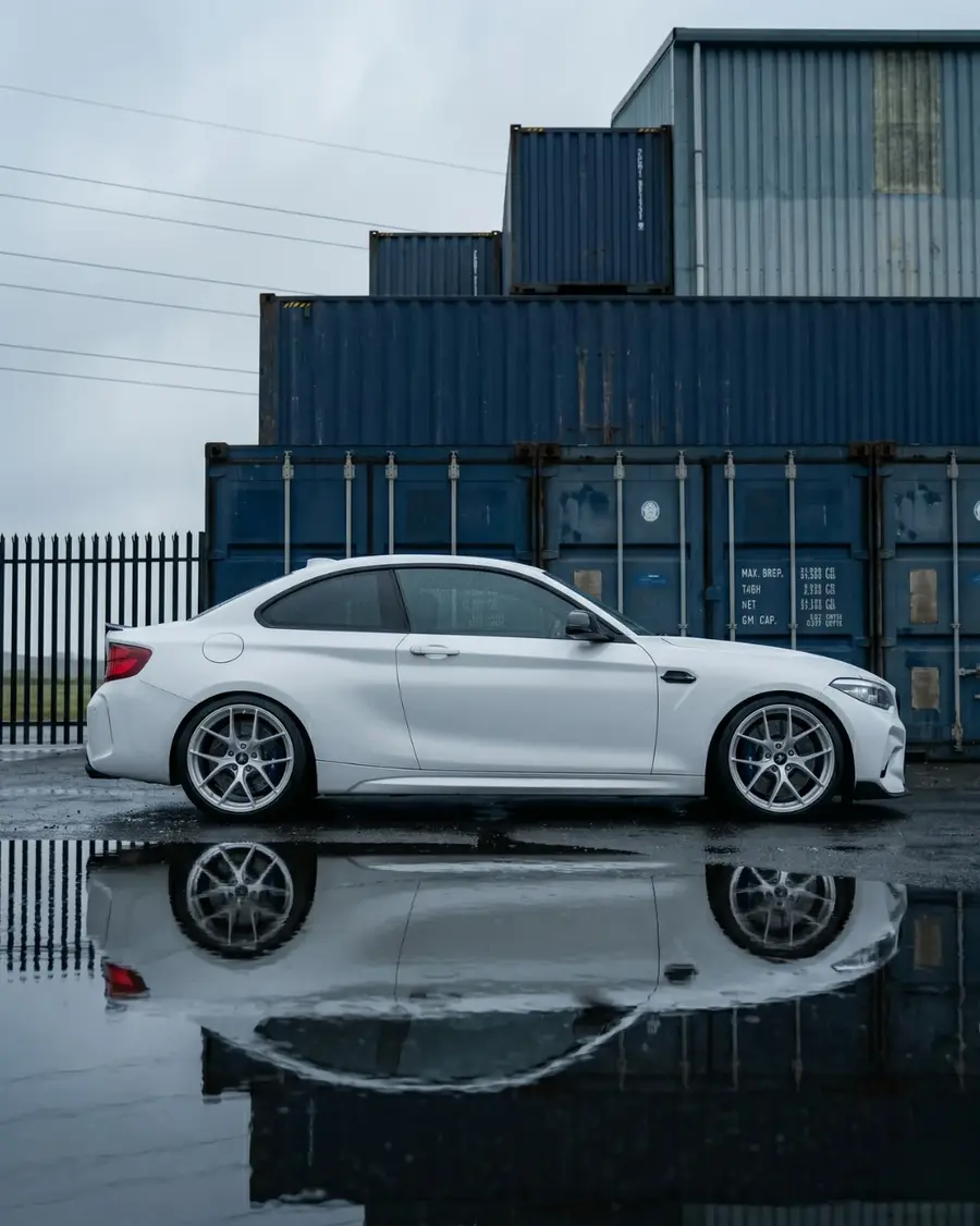 BMW M2 blanco con AXYS FAN Silver, perfil