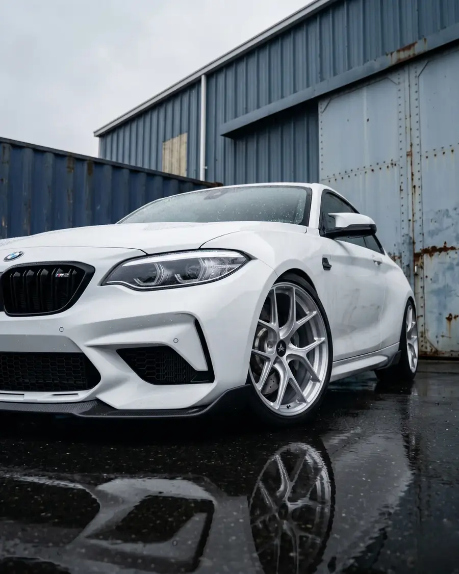 AXYS FAN Silver en BMW M2 blanco, tres cuartos delantero