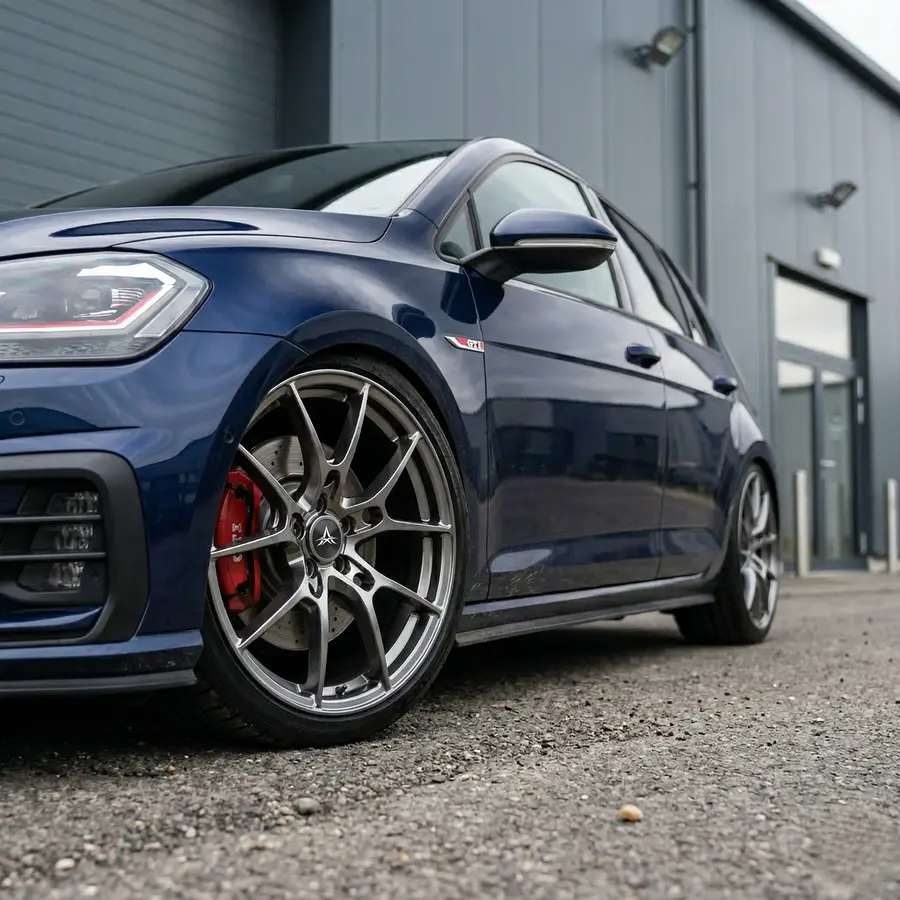 AXYS REA Gunmetal en Golf GTI azul