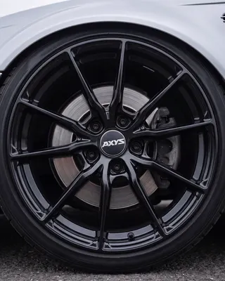 AXYS ARD Gloss Black — macro de la cara, montada