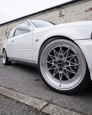 Honda Civic blanco con AXYS BES, contrapicado