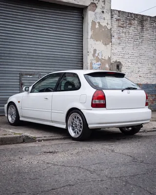 Honda Civic blanco con AXYS BES, tres cuartos trasero