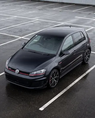 VW Golf GTI negro con AXYS COL, visto desde arriba