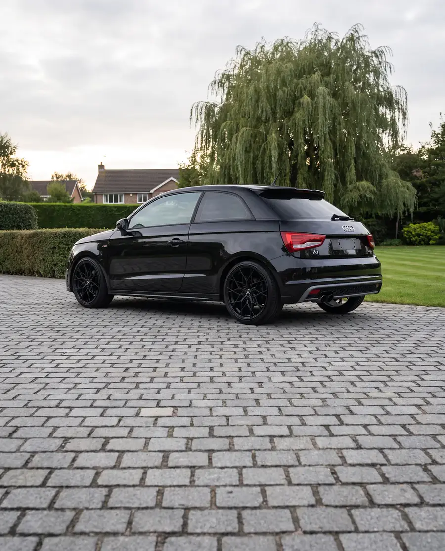 Audi A1 negro con AXYS GAL Matte Black, tres cuartos trasero
