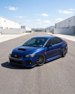 Subaru WRX STI azul completo con AXYS GAL plateadas