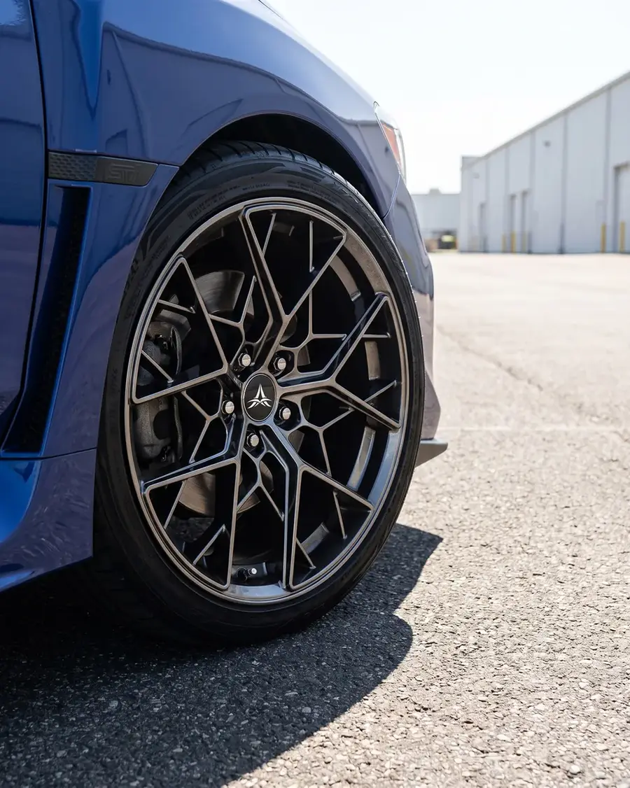 AXYS GAL en acabado plateado, montada en un Subaru WRX STI azul
