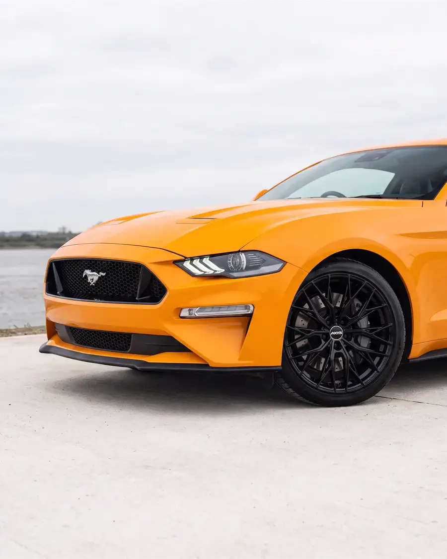 Ford Mustang naranja con AXYS LED, contrapicado