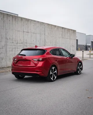Mazda 3 rojo con AXYS LIG, en la calle