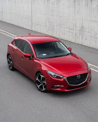 Mazda 3 rojo con AXYS LIG, visto desde arriba