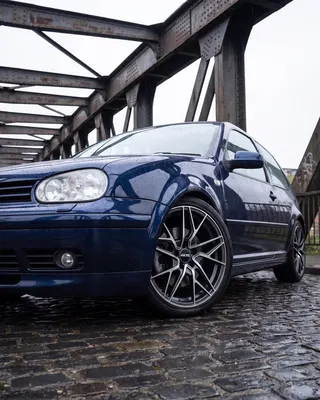 VW Golf GTI Mk4 azul con AXYS PER, contrapicado