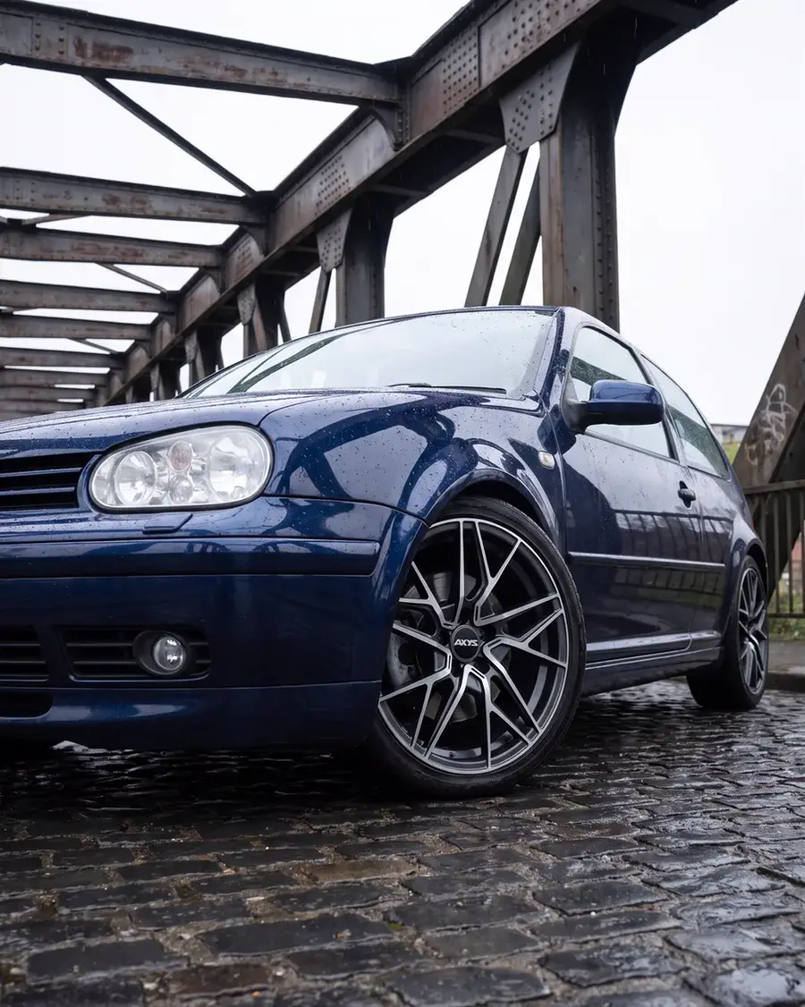 VW Golf GTI Mk4 azul con AXYS PER, contrapicado