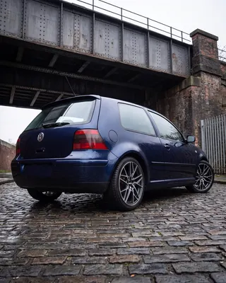 VW Golf GTI Mk4 azul con AXYS PER, tres cuartos trasero