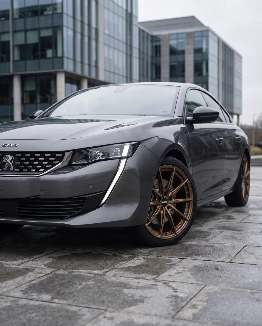 Peugeot 508 gris con AXYS SPA, contrapicado