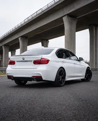 BMW Serie 3 blanco con AXYS TER, tres cuartos trasero