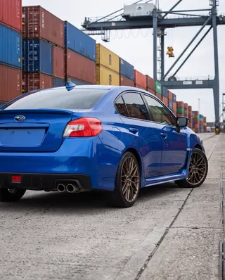 Subaru WRX azul con AXYS VIL, tres cuartos trasero