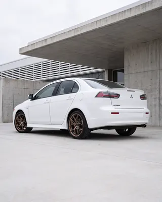 Mitsubishi Lancer blanco con AXYS WER, tres cuartos trasero